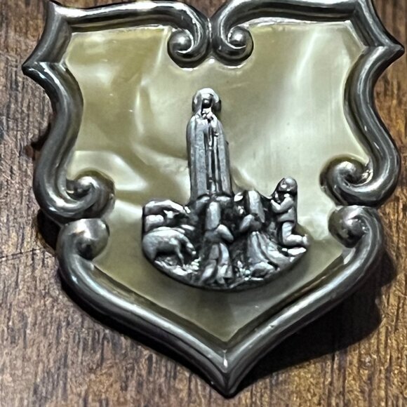 Rare VTG Religious Our Lady of Fatima & 3 Shepherd Children Pin Brooch - Picture 5 of 6